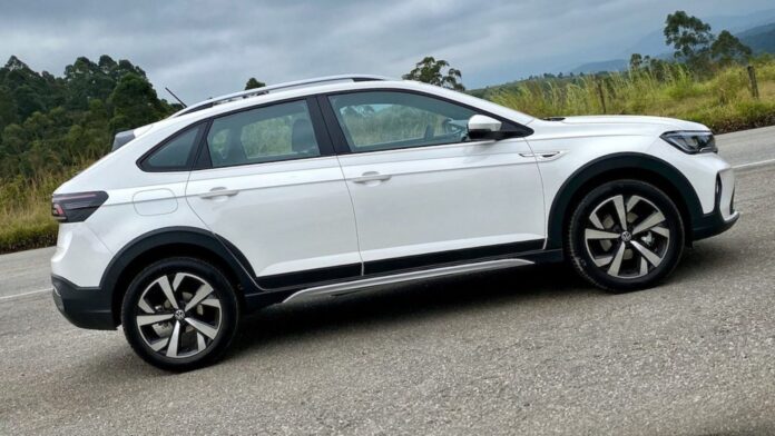 VW Nivus branco inclinado com HHC ativado