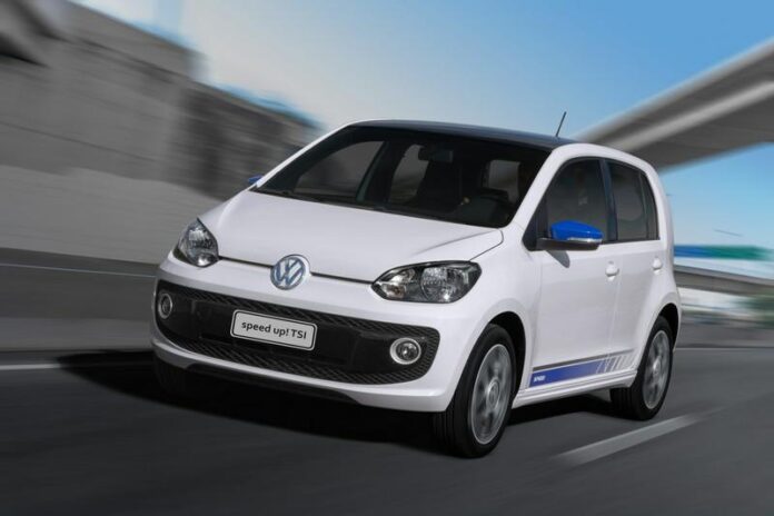 Volkswagen UP branco 1.0 TSI em estrada