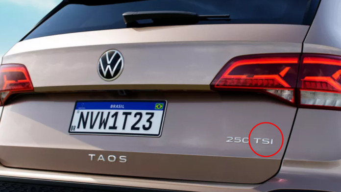 Traseira Volkswagen Taos com marcação no emblema TSI; para matéria sobre motores