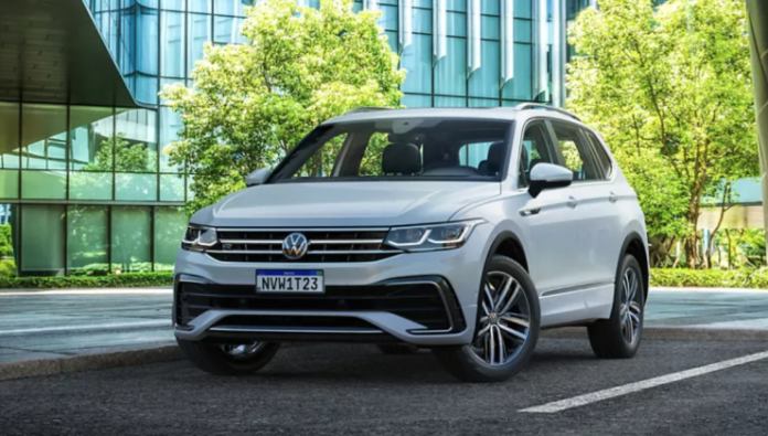 VW Tiguan AllSpace R-Line branco em área urbana arborizada